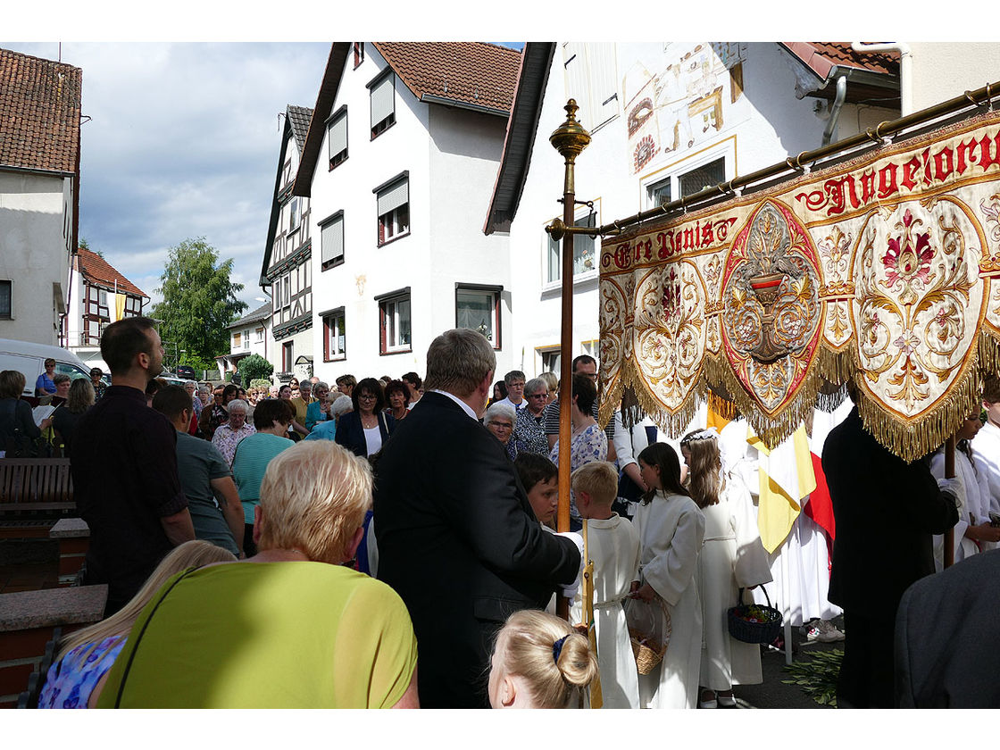 Fronleichnamsprozession durch die Straßen von Naumburg (Foto: Karl-Franz Thiede)